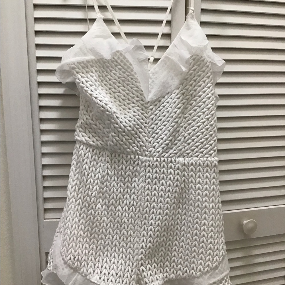 Boutique White Textured Sleeveless Romper